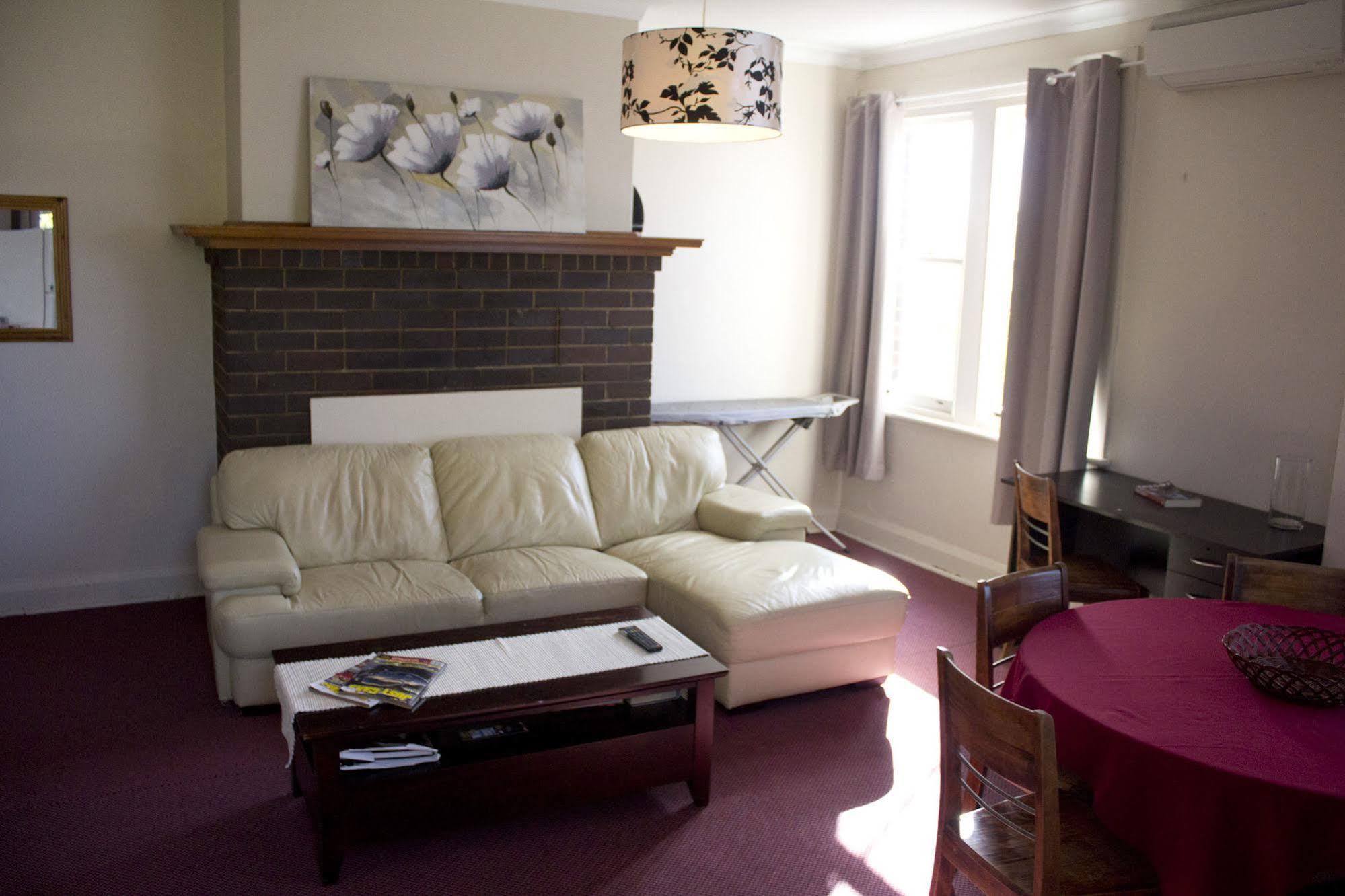 Court House Hotel Boorowa エクステリア 写真
